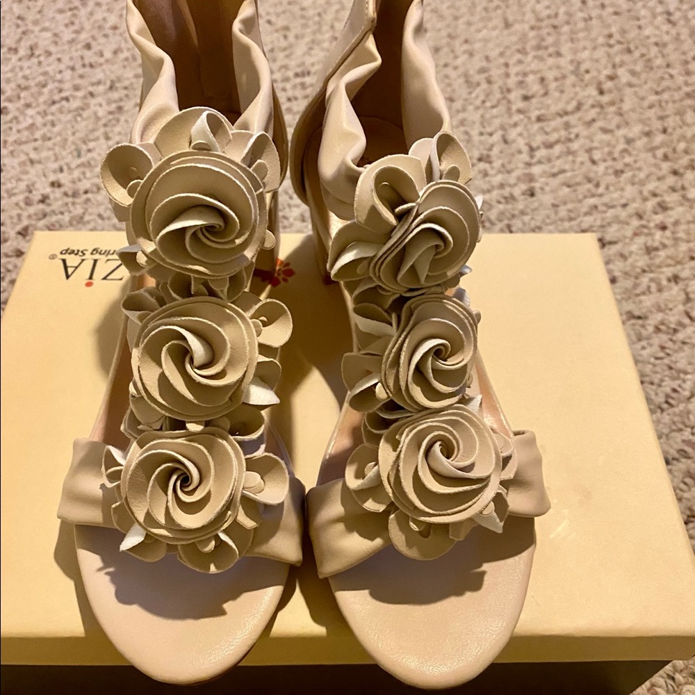 2022 SALE!!!!!!!!!!!!  Tan Sandals Size 37 NWT